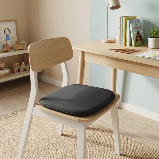 Coussin d’assise ergonomique posé sur une chaise en bois dans un espace bureau enfant