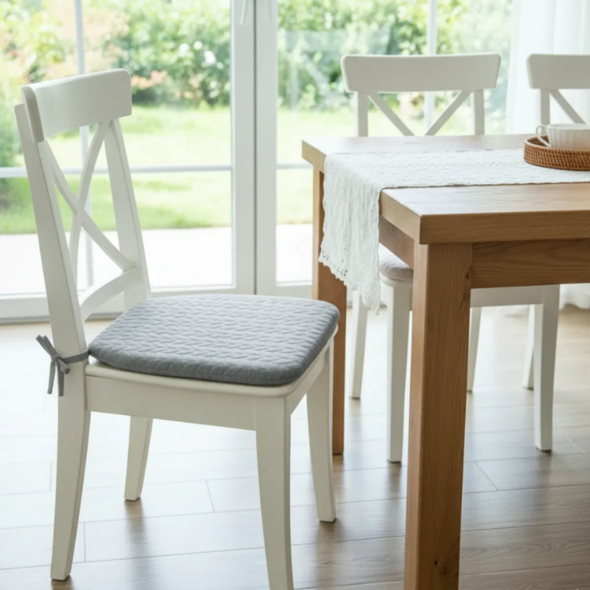 Coussin de chaise antidérapant avec liens à nouer et fond en silicone.