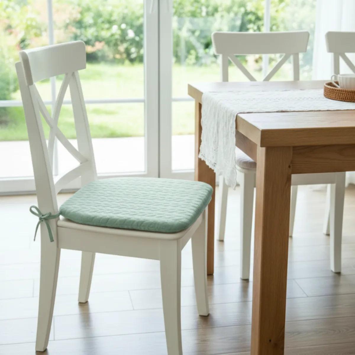 Coussin de chaise antidérapant avec liens à nouer et fond en silicone.