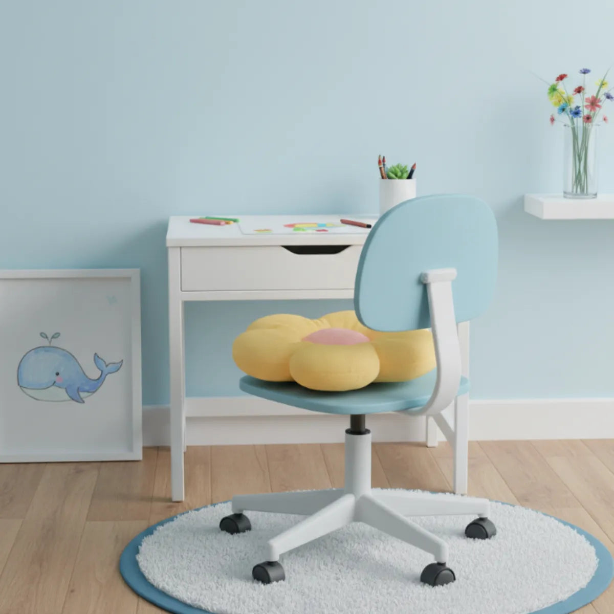 Coussin sur une chaise de bureau enfant dans une jolie chambre