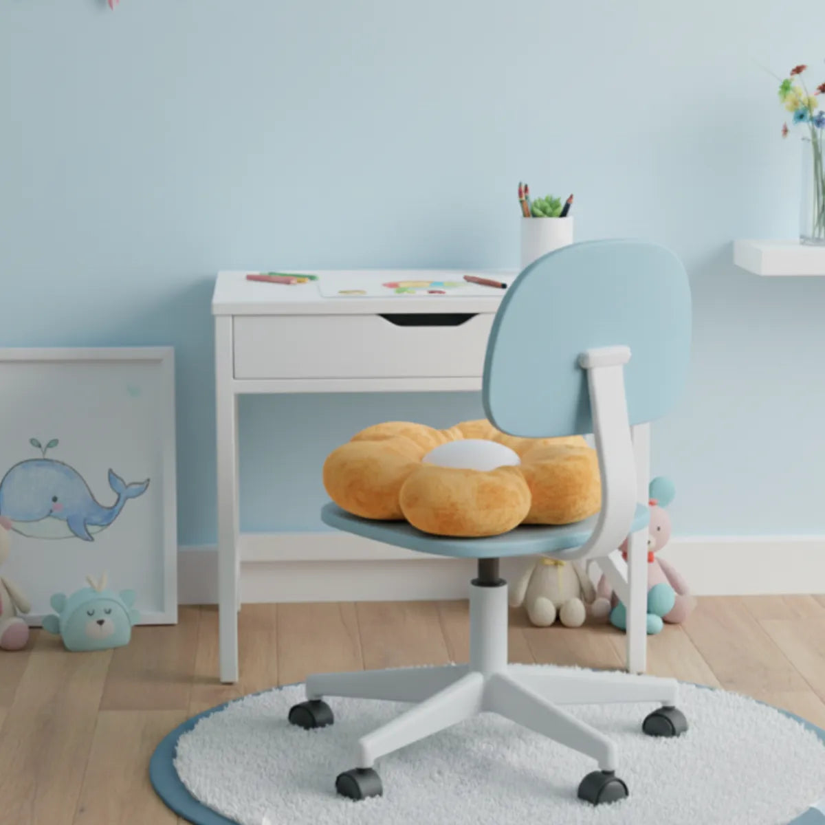 Coussin sur une chaise de bureau enfant dans une jolie chambre