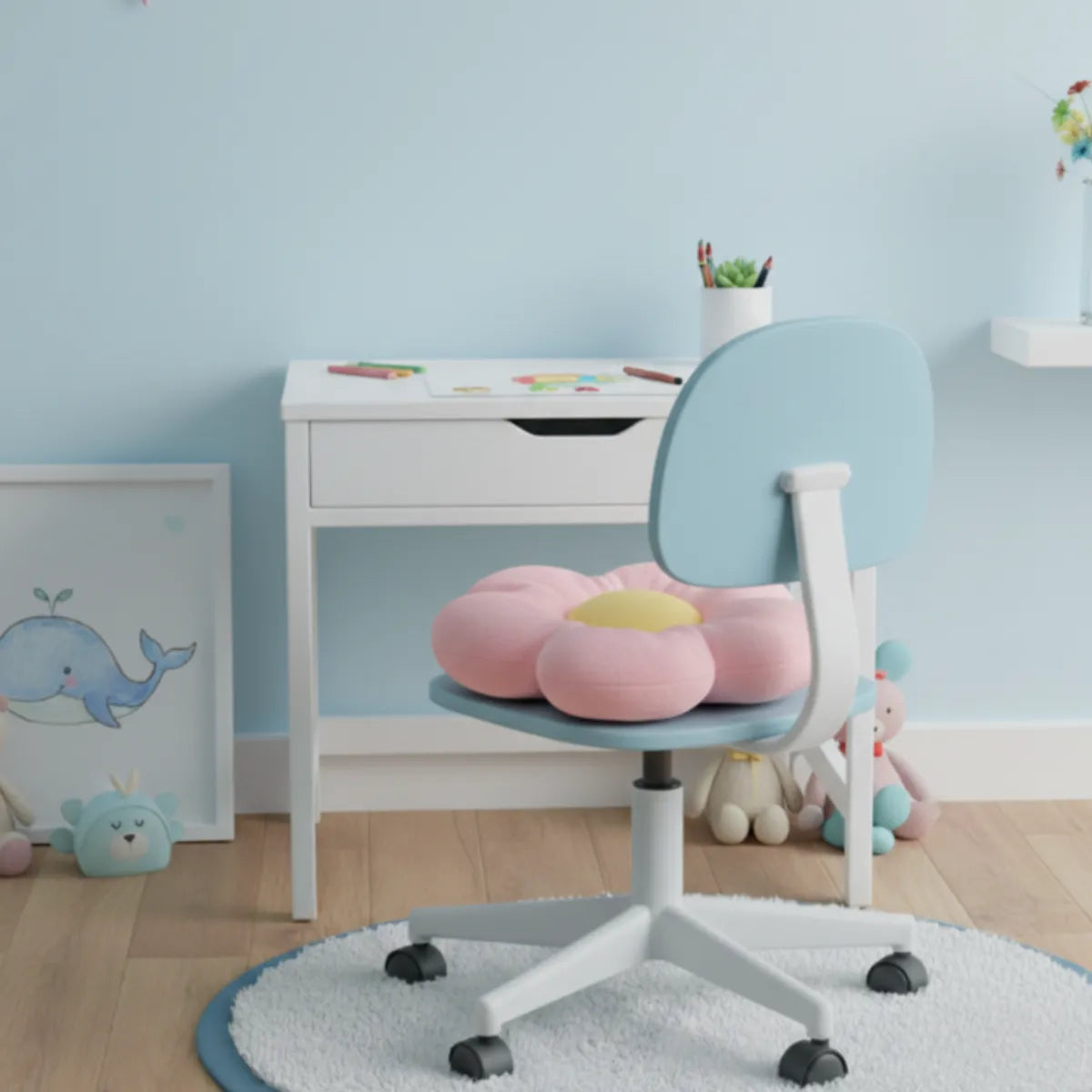 Coussin sur une chaise de bureau enfant dans une jolie chambre
