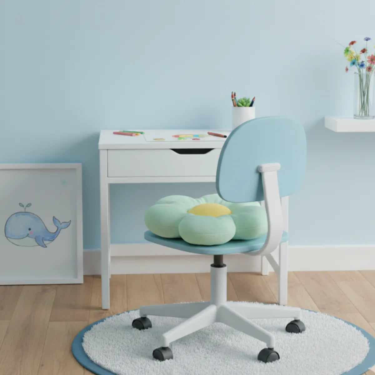 Coussin sur une chaise de bureau enfant dans une jolie chambre