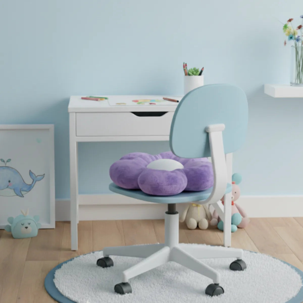 Coussin sur une chaise de bureau enfant dans une jolie chambre