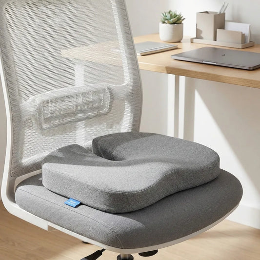  Coussin ergonomique en forme de U posé sur une chaise de bureau moderne