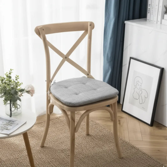 Coussin de chaise rembourré en tissu, assise confortable avec attaches pratiques pour un maintien stable.