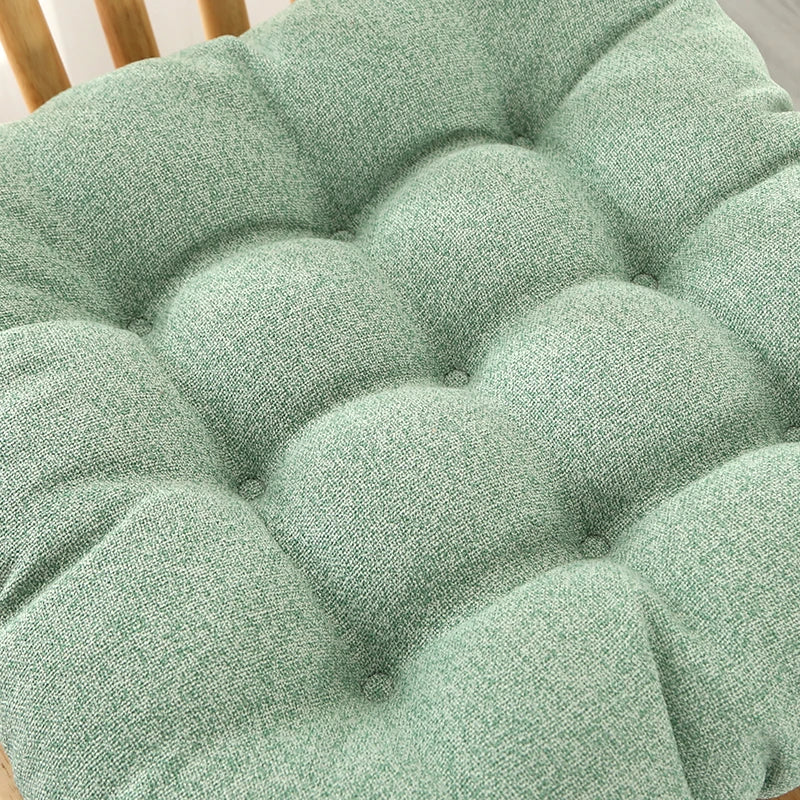 Zoom sur la surface matelassée du coussin carré avec coutures en relief pour un meilleur confort d’assise